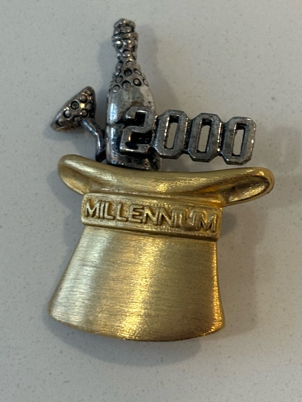 Year 2000 Millennium New Years Eve Novelty Pin and Brooch